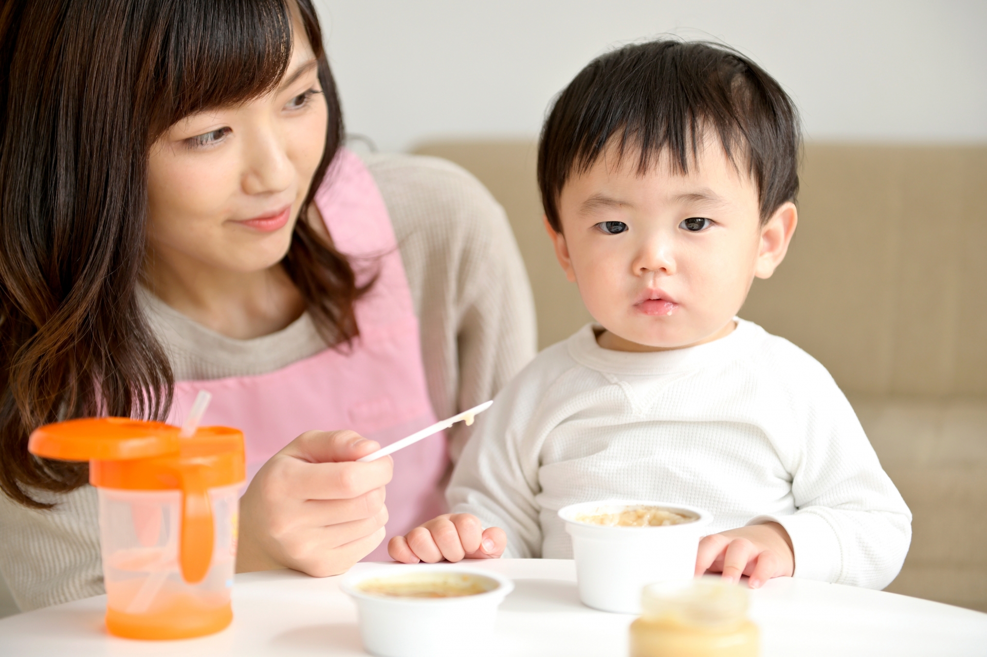 違うところをみる男の子