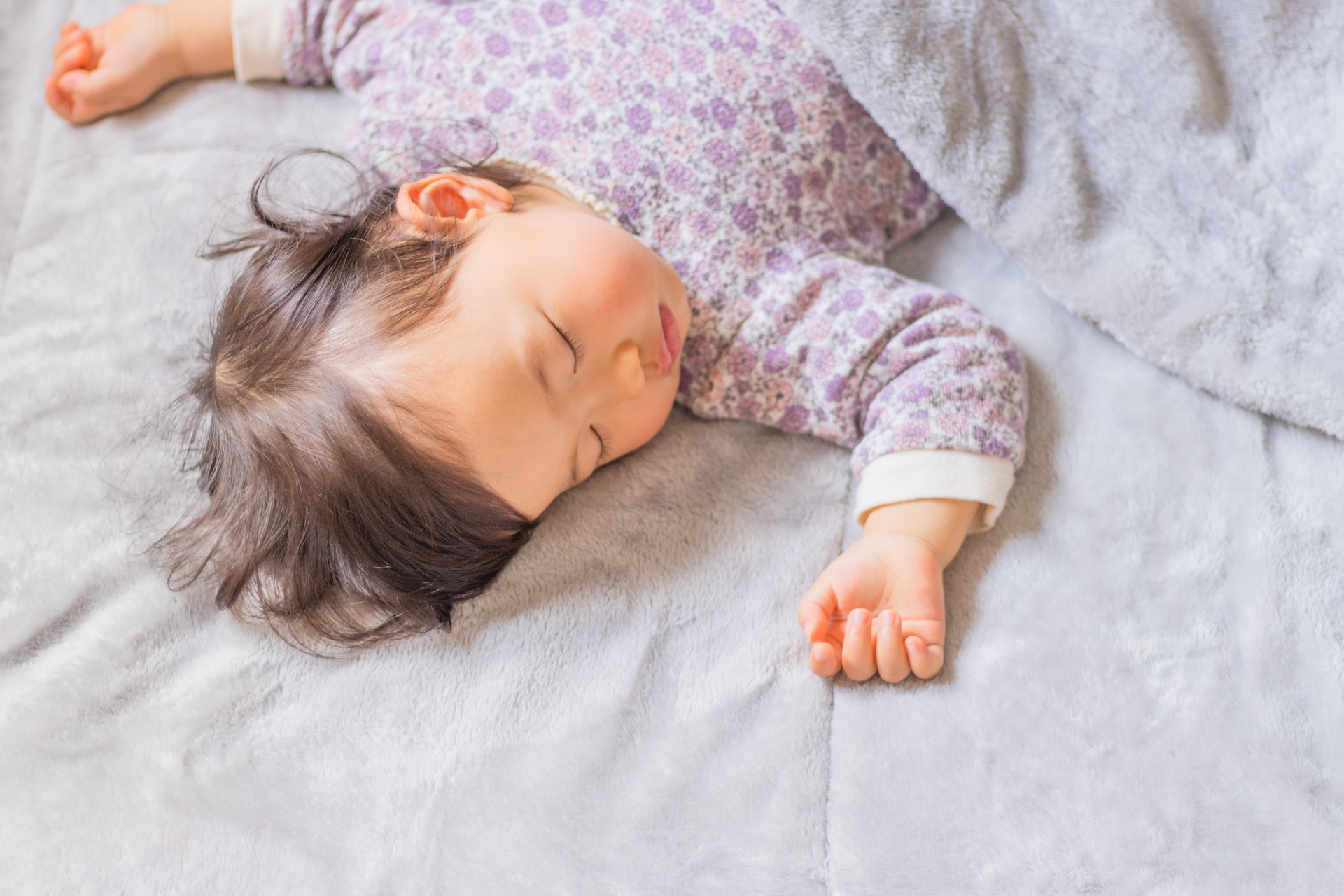 寝る子ども