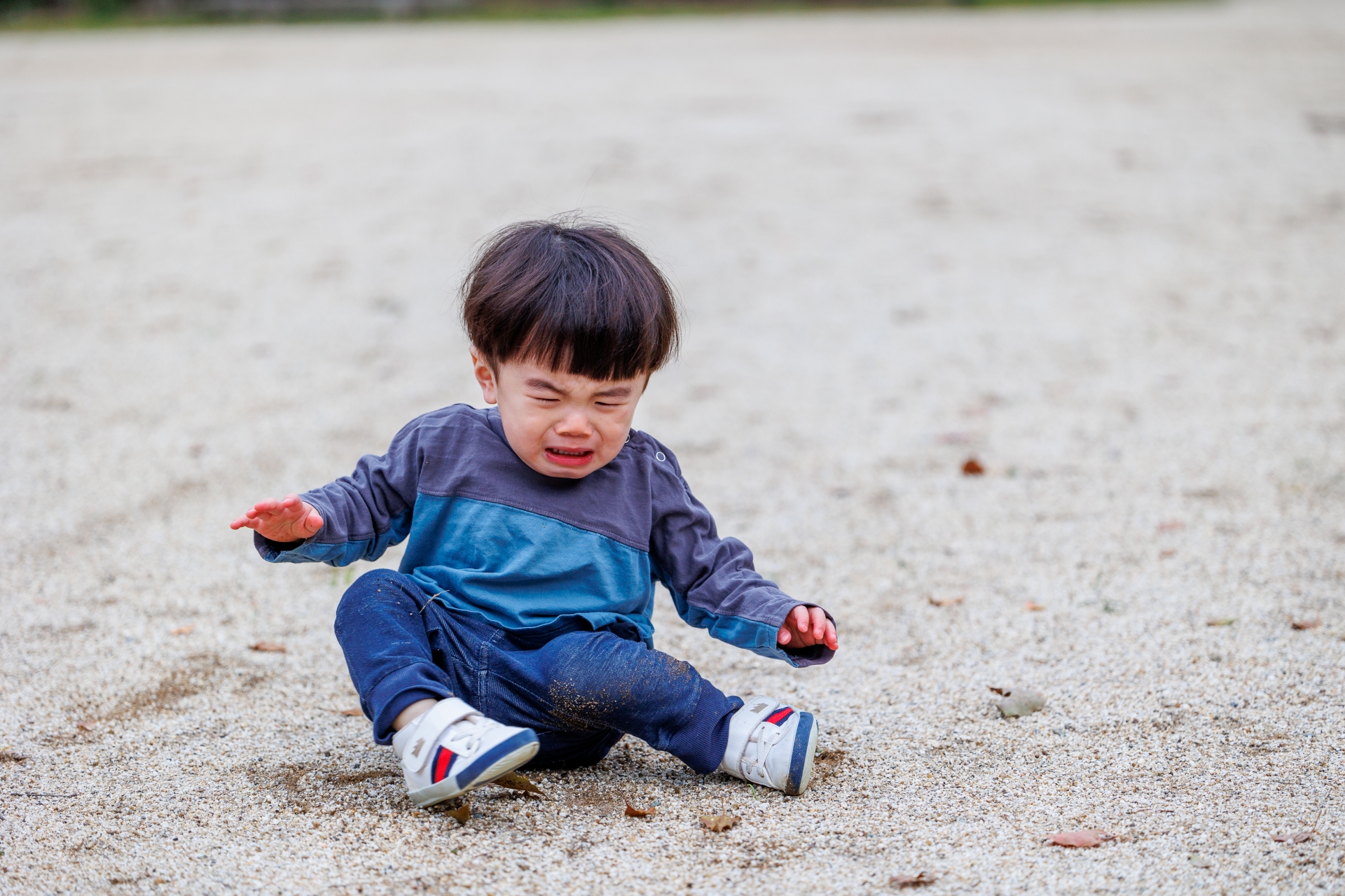 泣く男の子