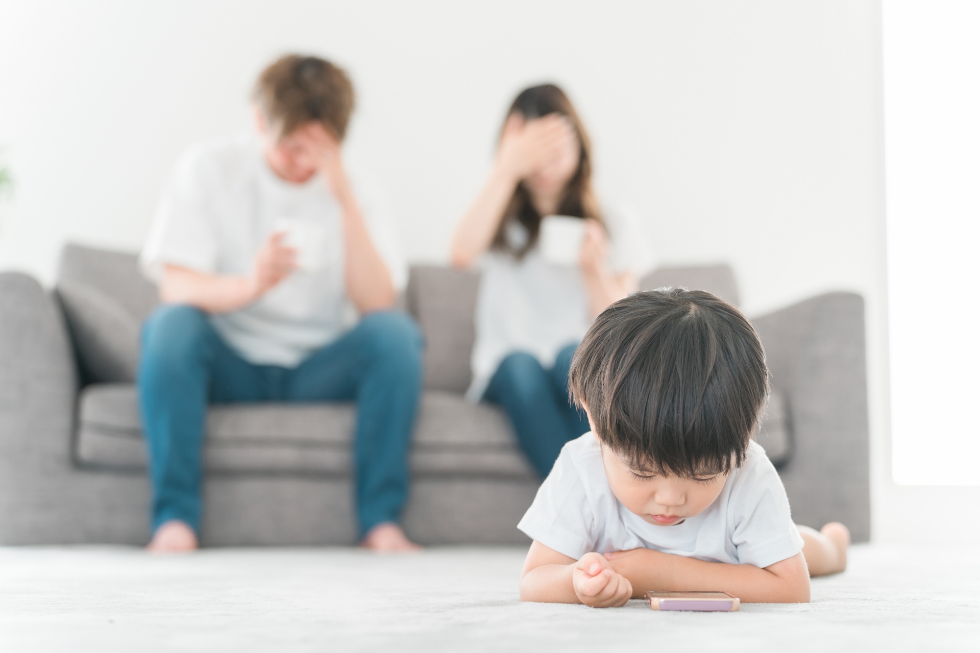 頭を抱える両親