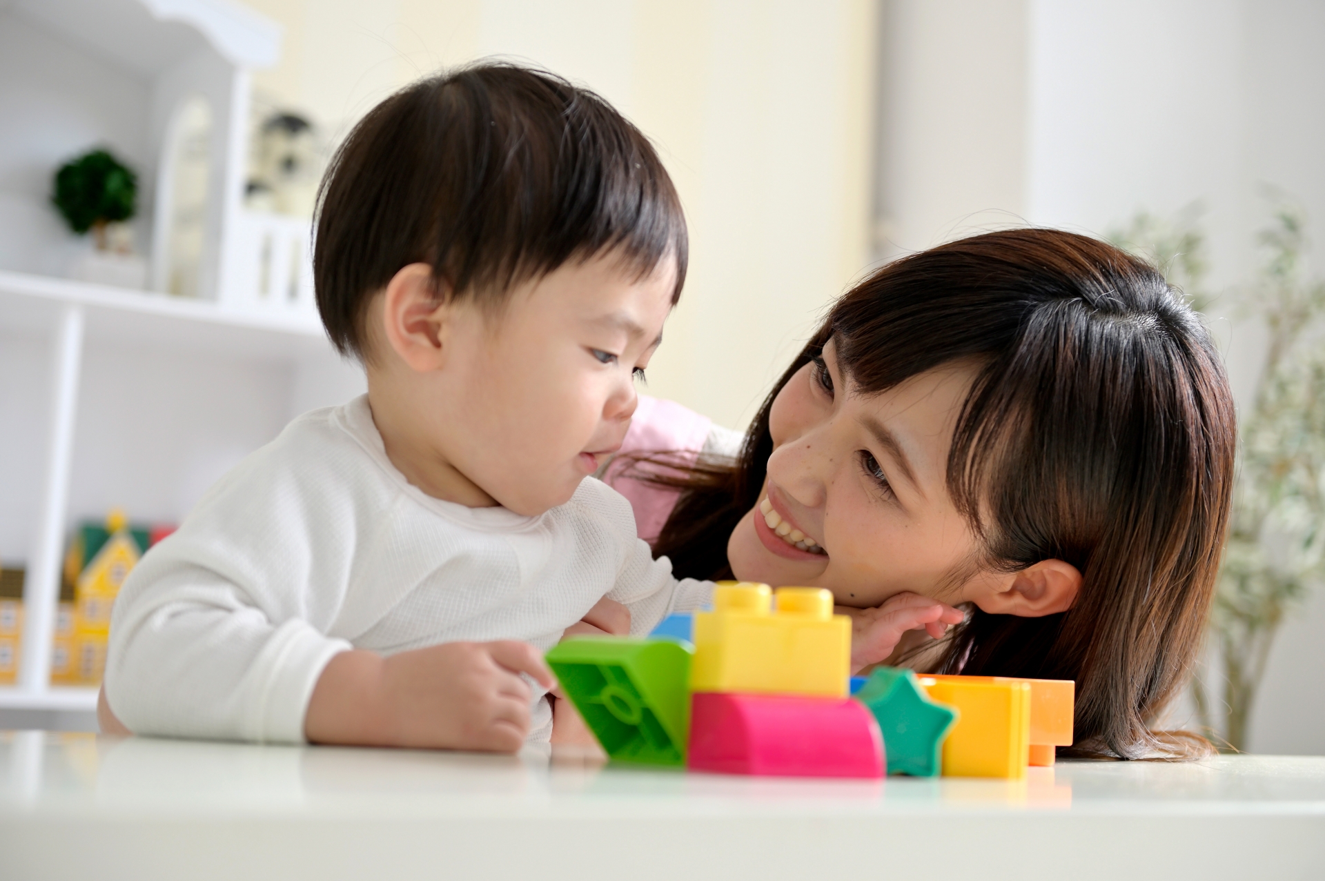 赤ちゃんと一緒に遊ぶママ