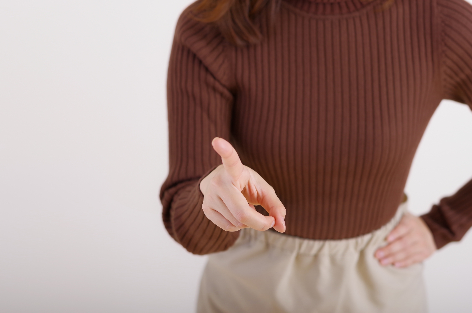 人差し指を立てている女性