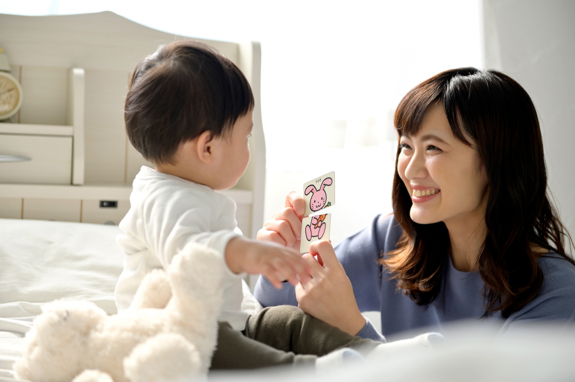 カードで遊ぶ親子
