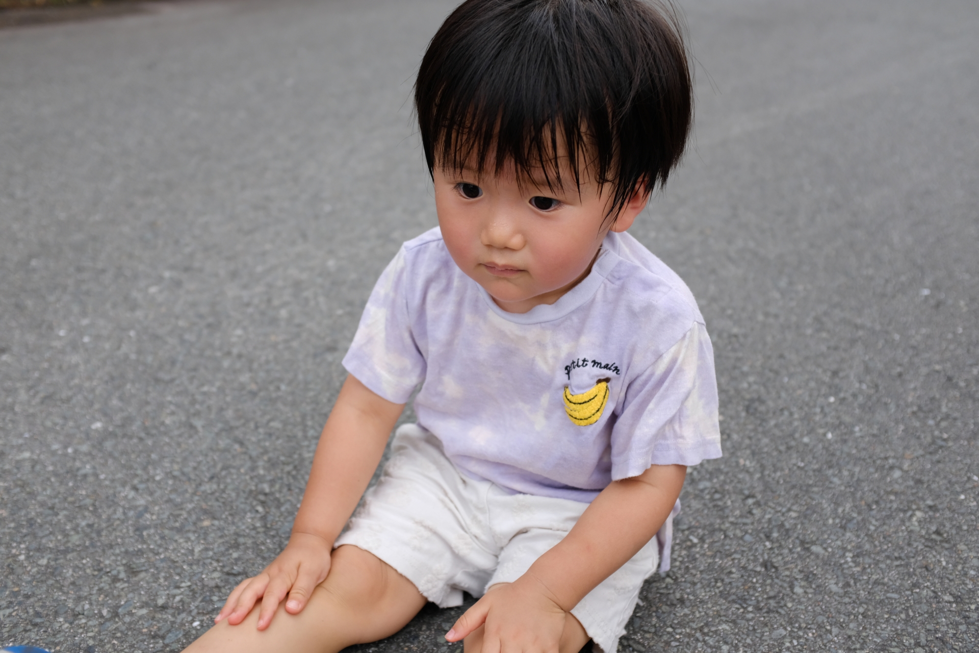 ストライキをする男の子
