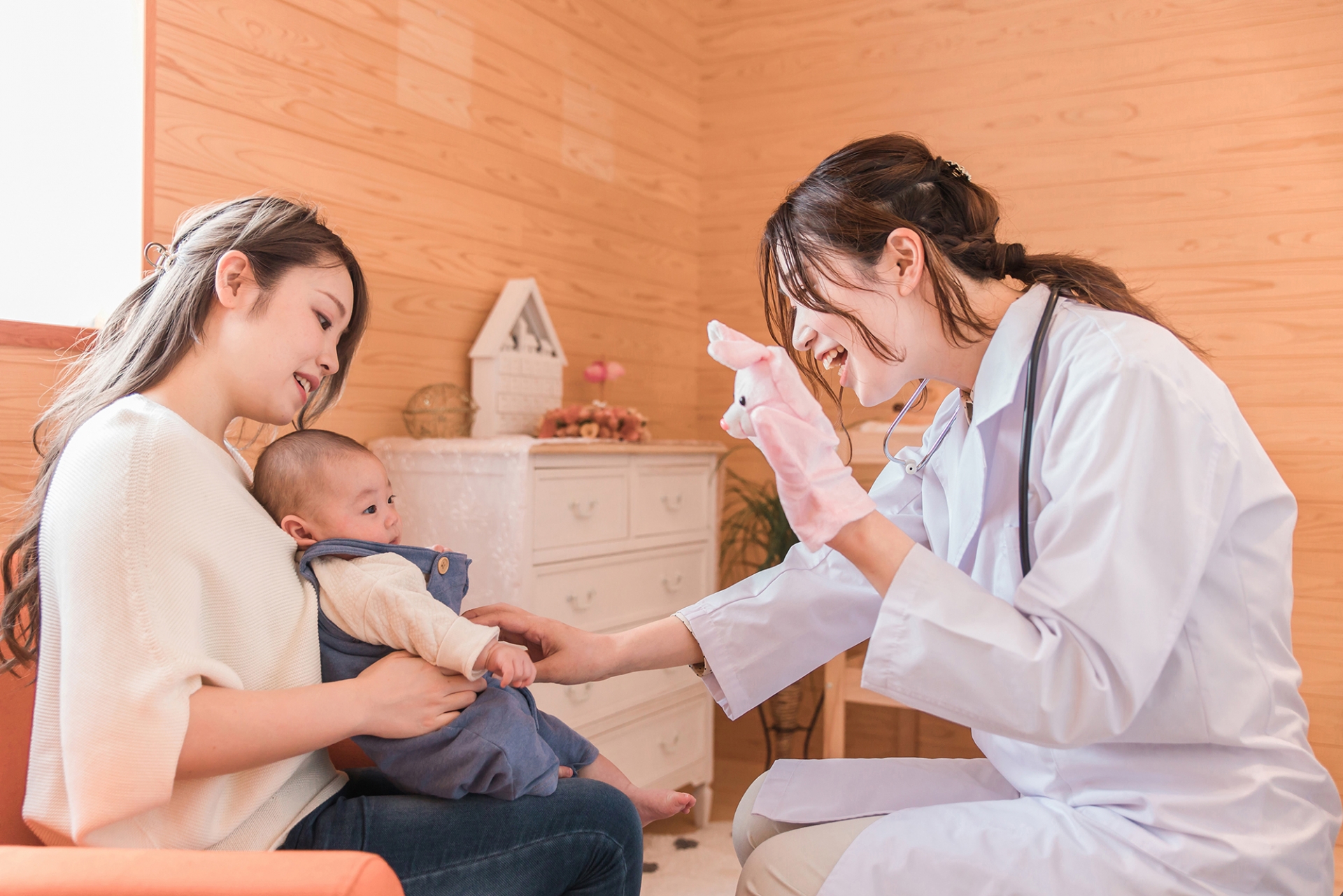 あやす女性医師