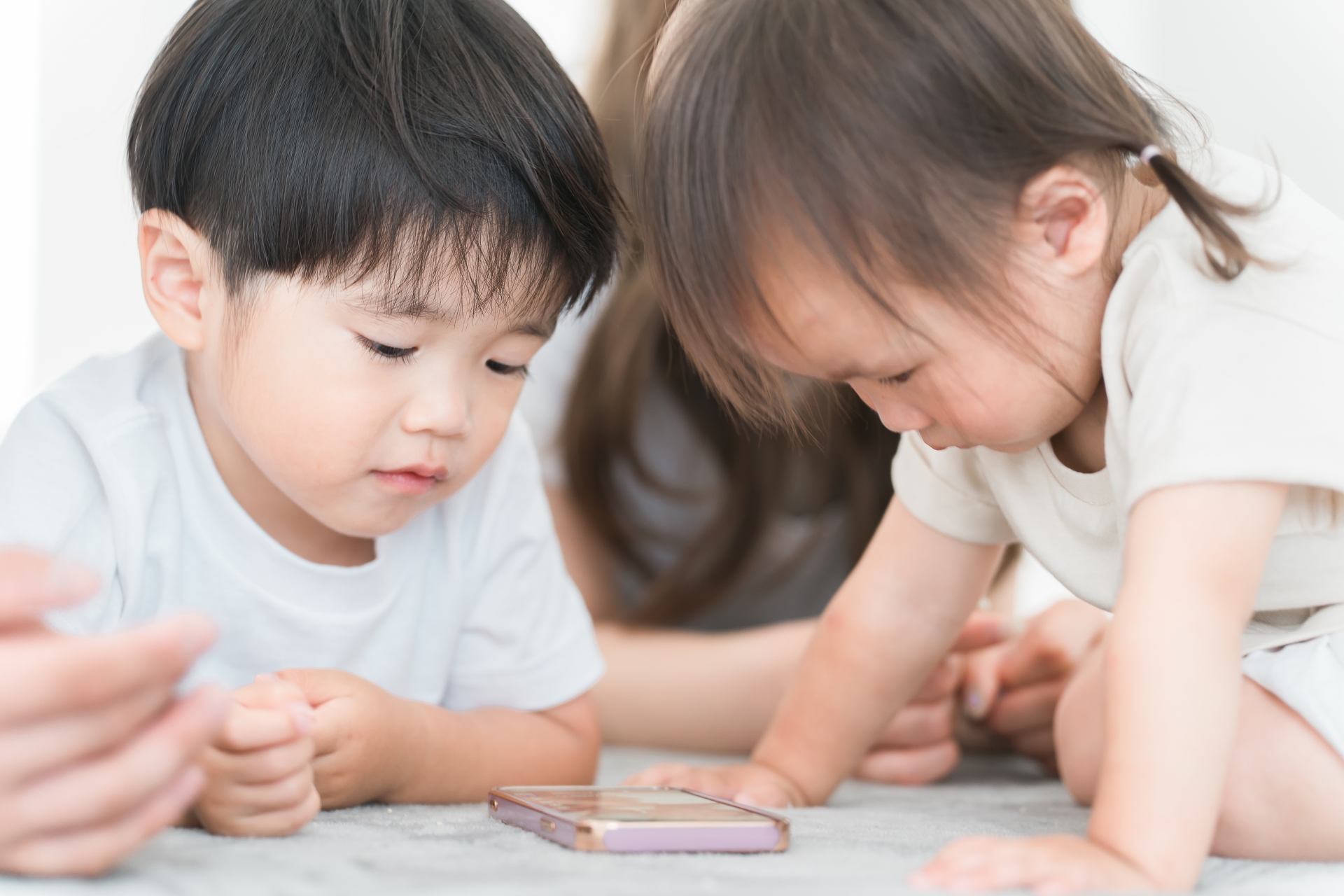 スマホをみる兄妹
