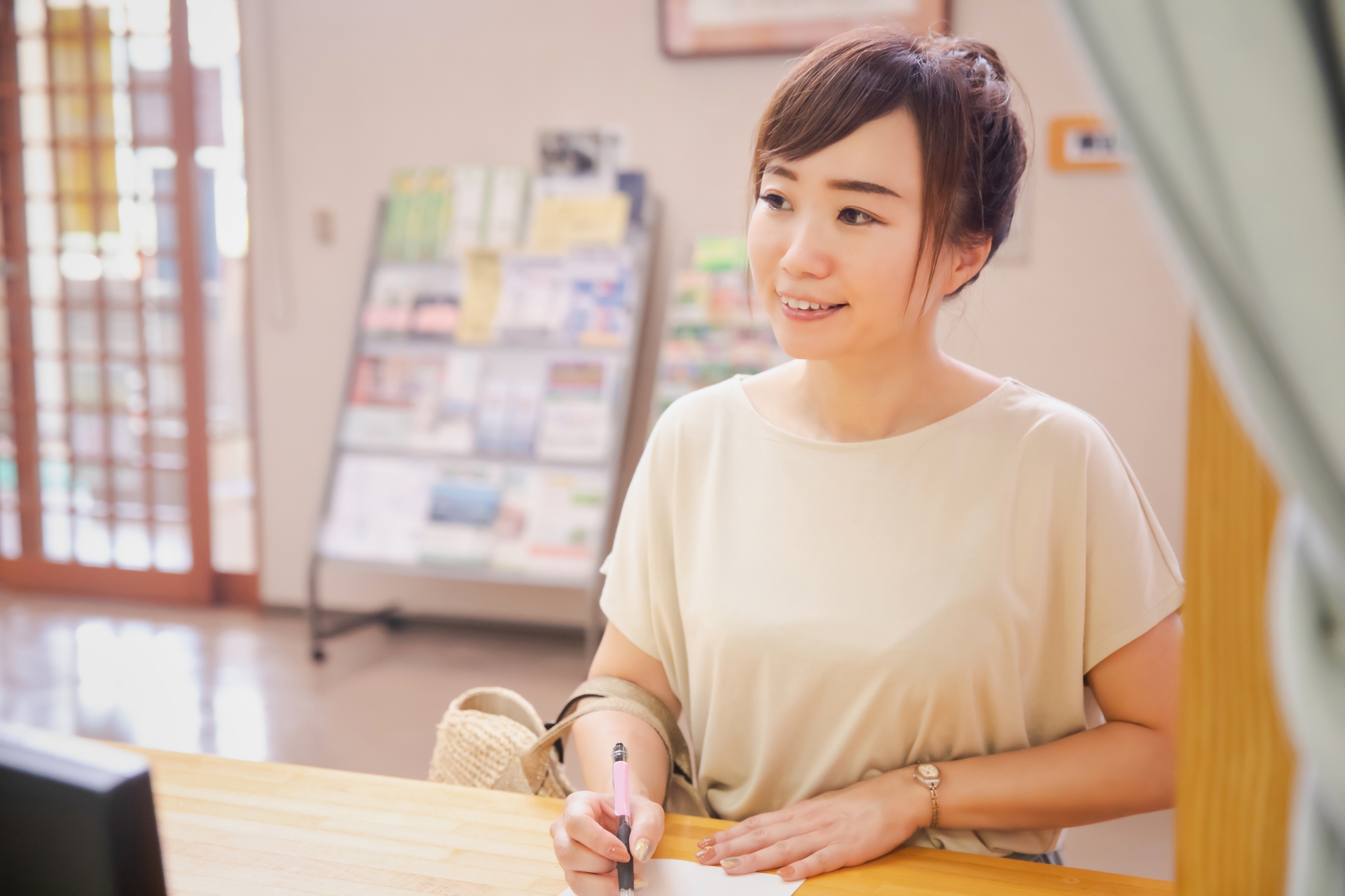 手続きをするママ