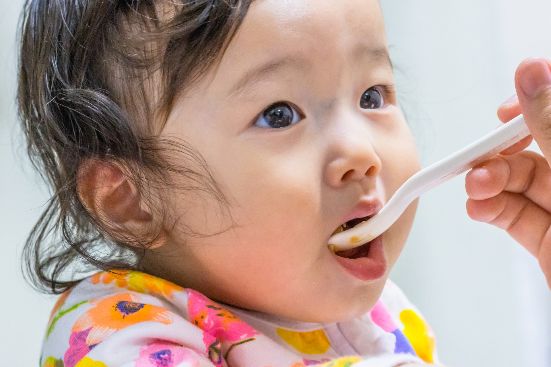 食事をする女の子