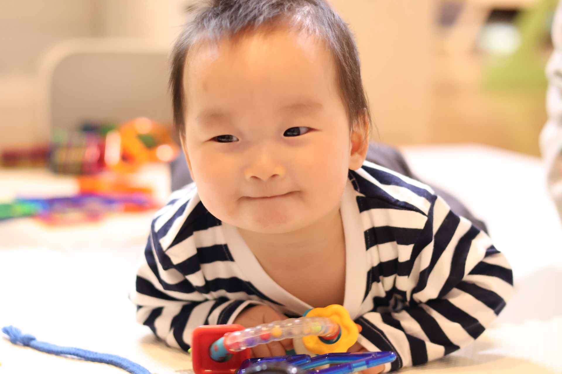 うつ伏せの男の子