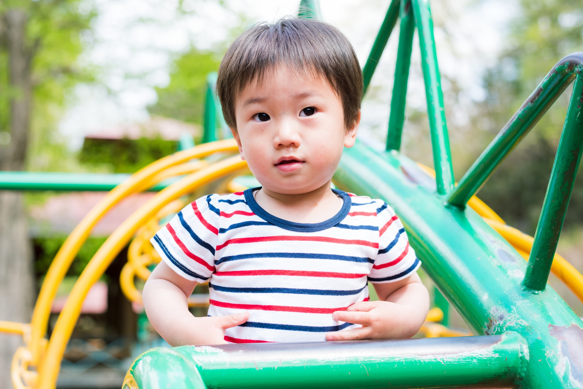 公園で遊ぶ男の子