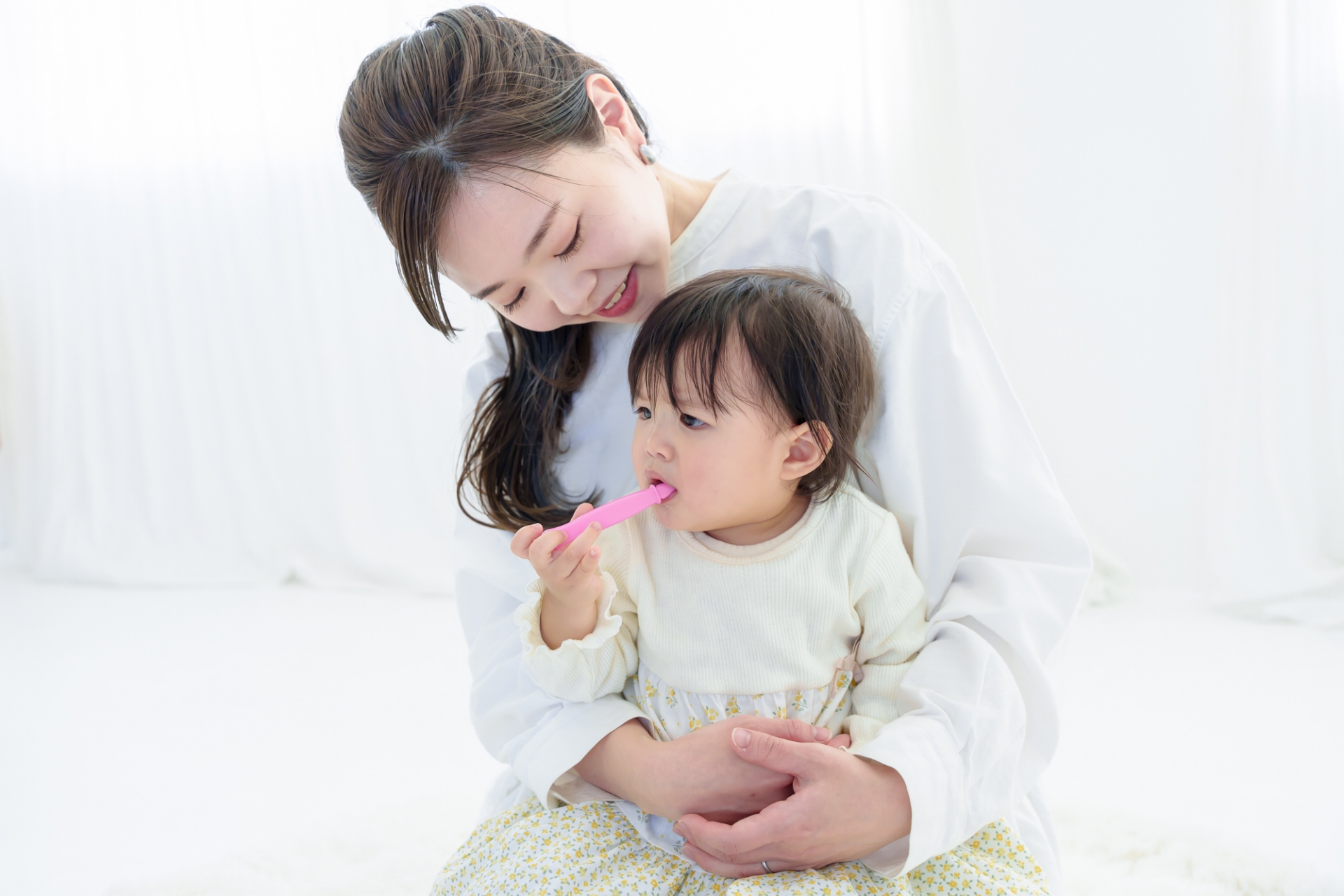 歯磨きをする赤ちゃん