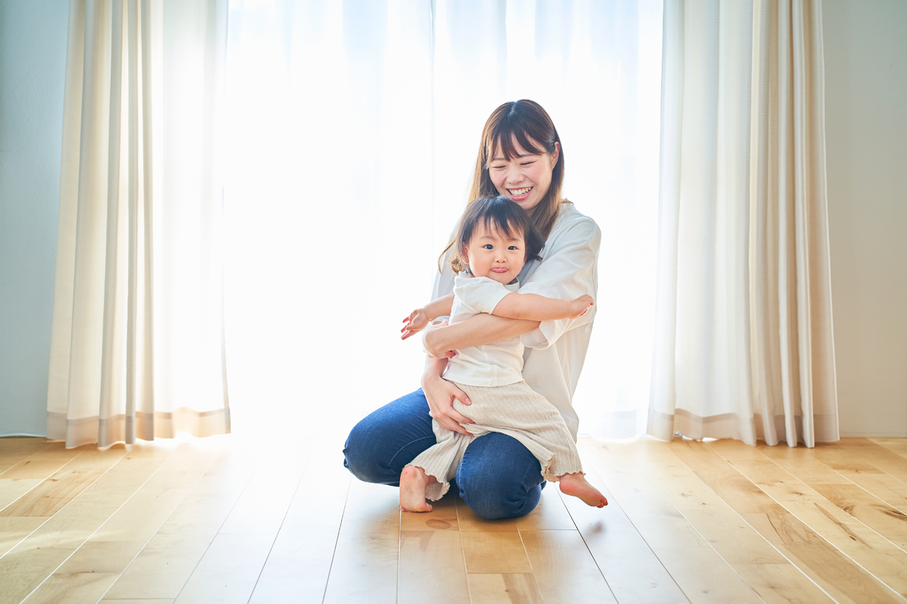 子どもを抱っこする女性