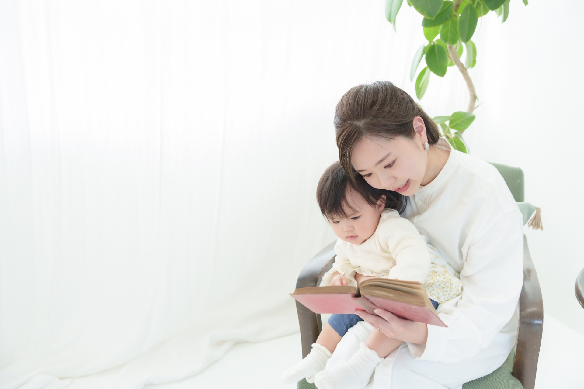 子どもに本を読む女性