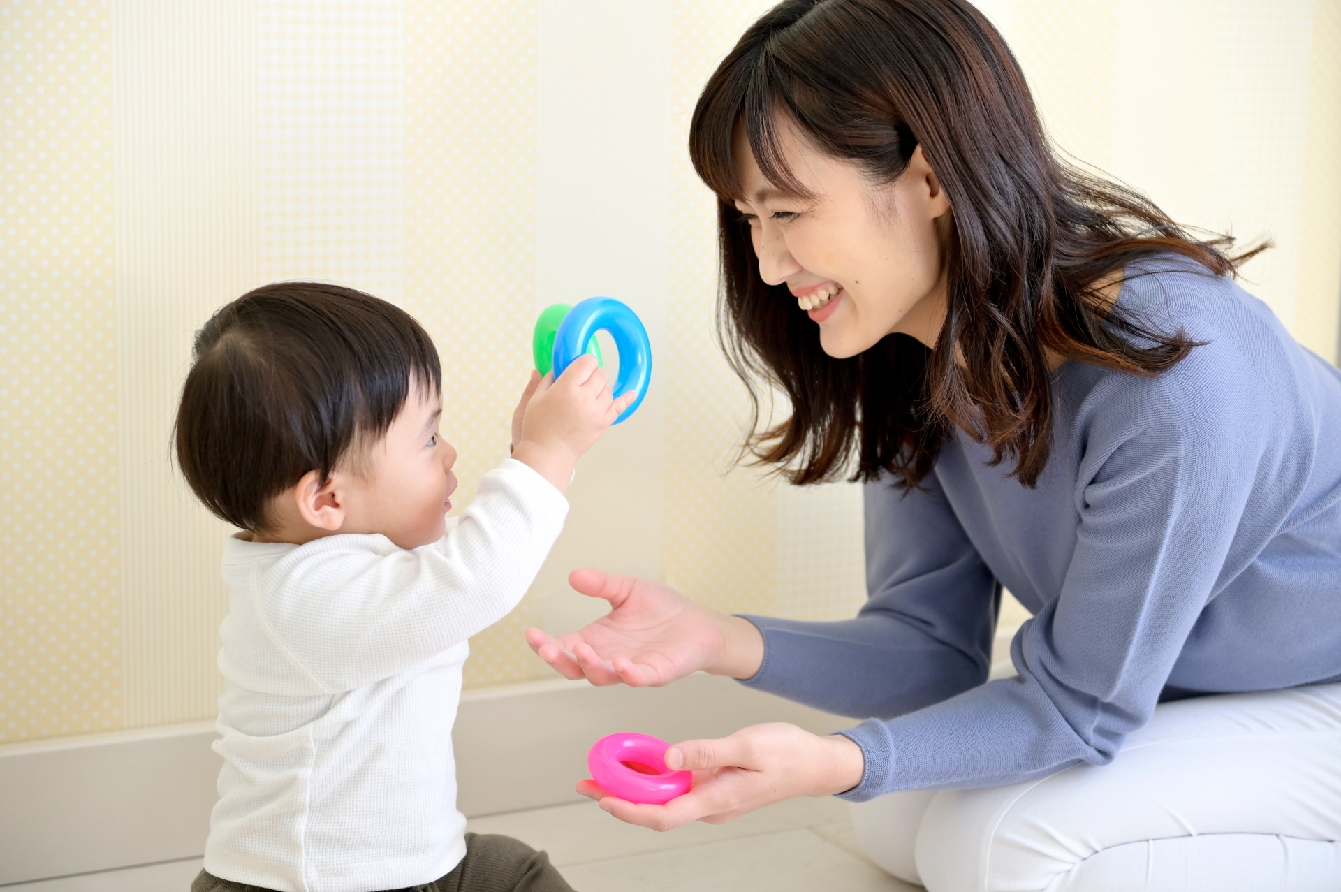 おもちゃを渡す赤ちゃん