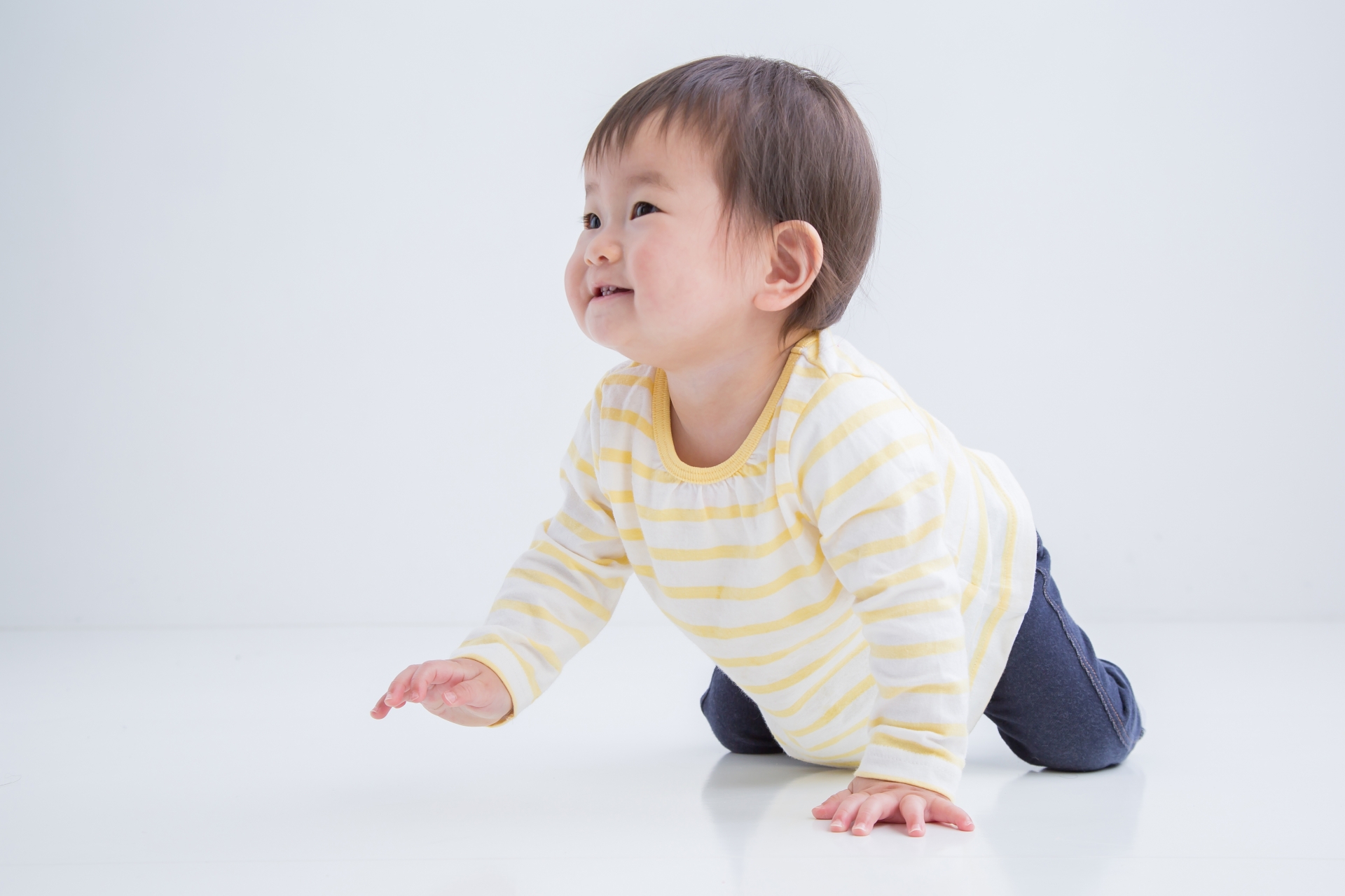 ハイハイする赤ちゃん