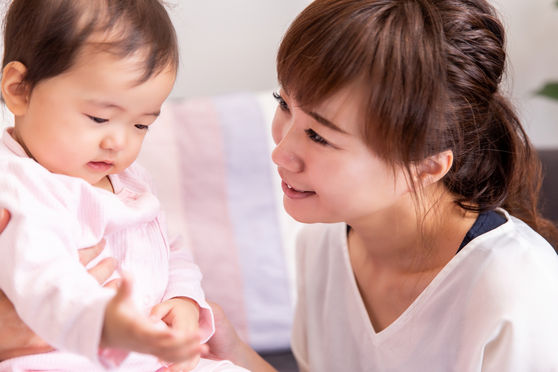 子どもと話をする女性