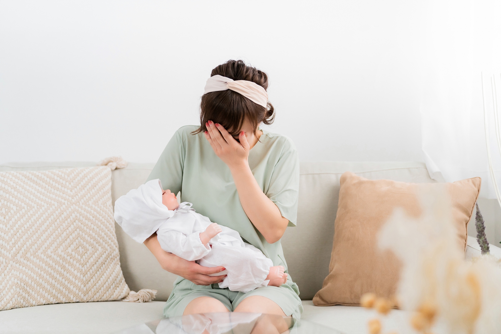 子育て中に孤独を感じてしまう理由は？孤独を感じるシーンや解消法を解説