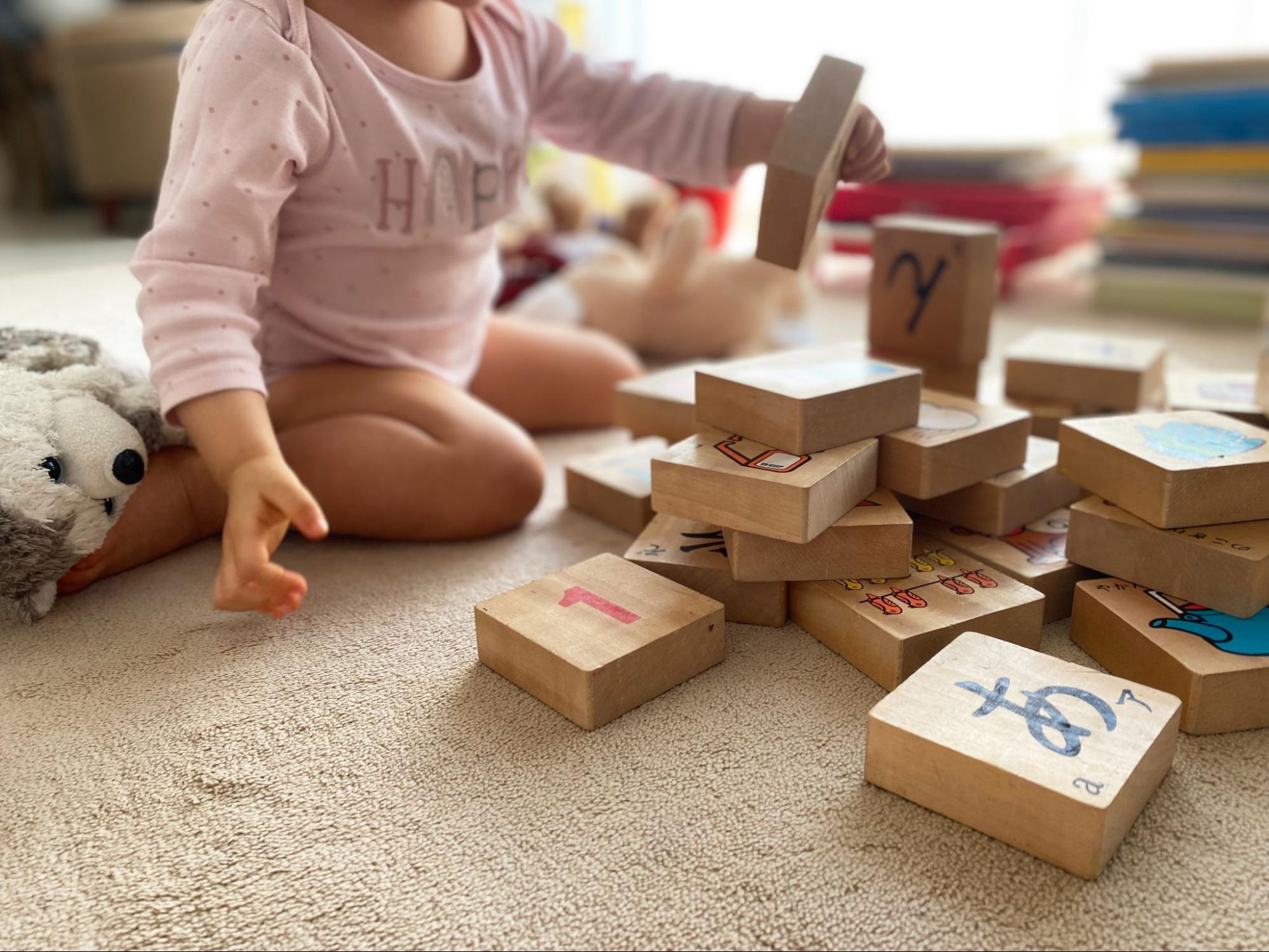 子どもはひらがなの読み書きをいつからできるようになる？練習のポイントや教える際のNG行動も解説