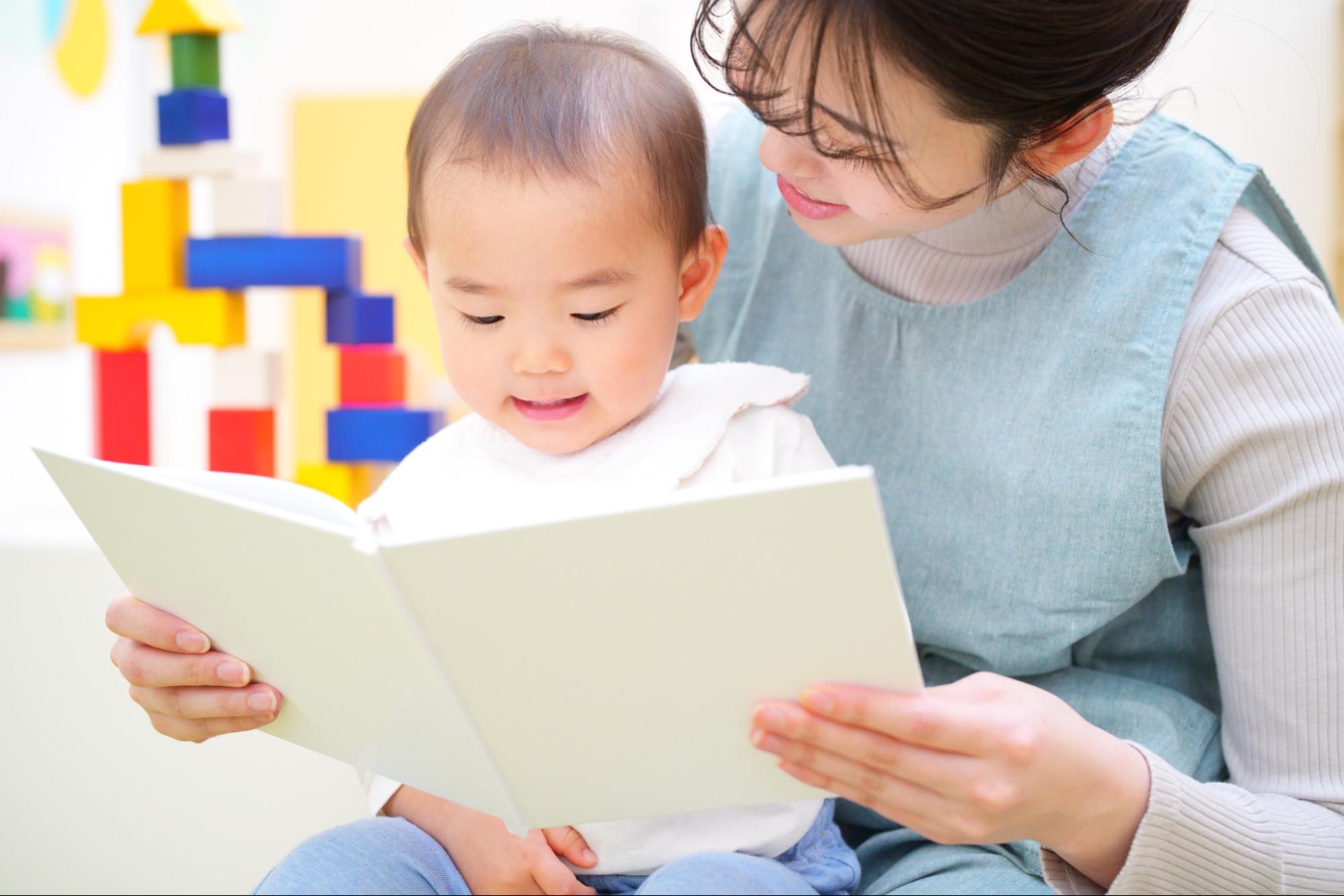 絵本の読み聞かせは何歳まで？効果が出るのはいつ、読書に関するメリットも解説
