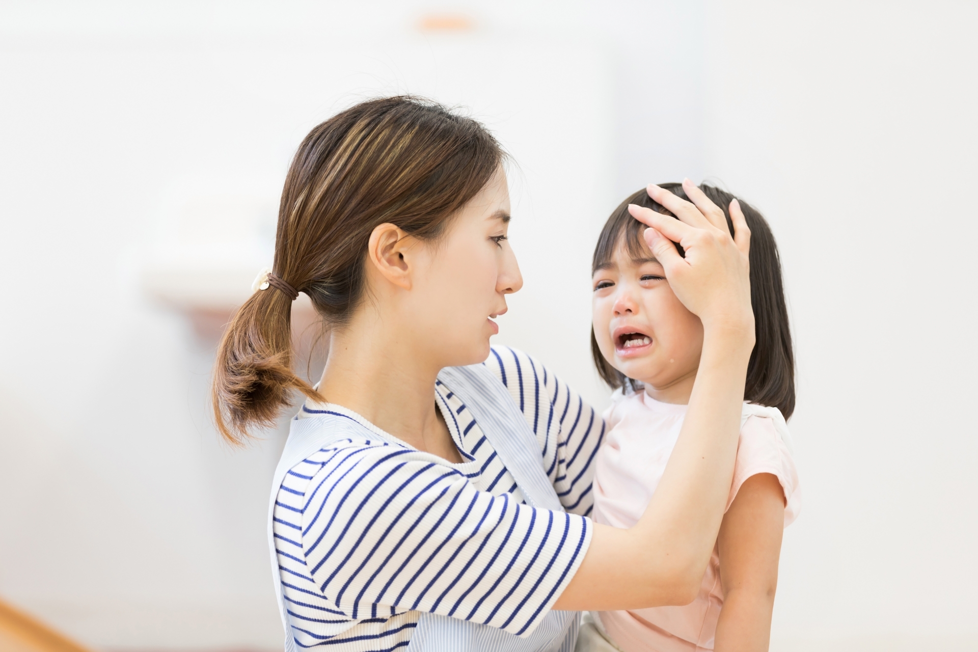 1歳代でイヤイヤ期が始まることもある？対処法や接し方の注意点、乗り越え方を解説