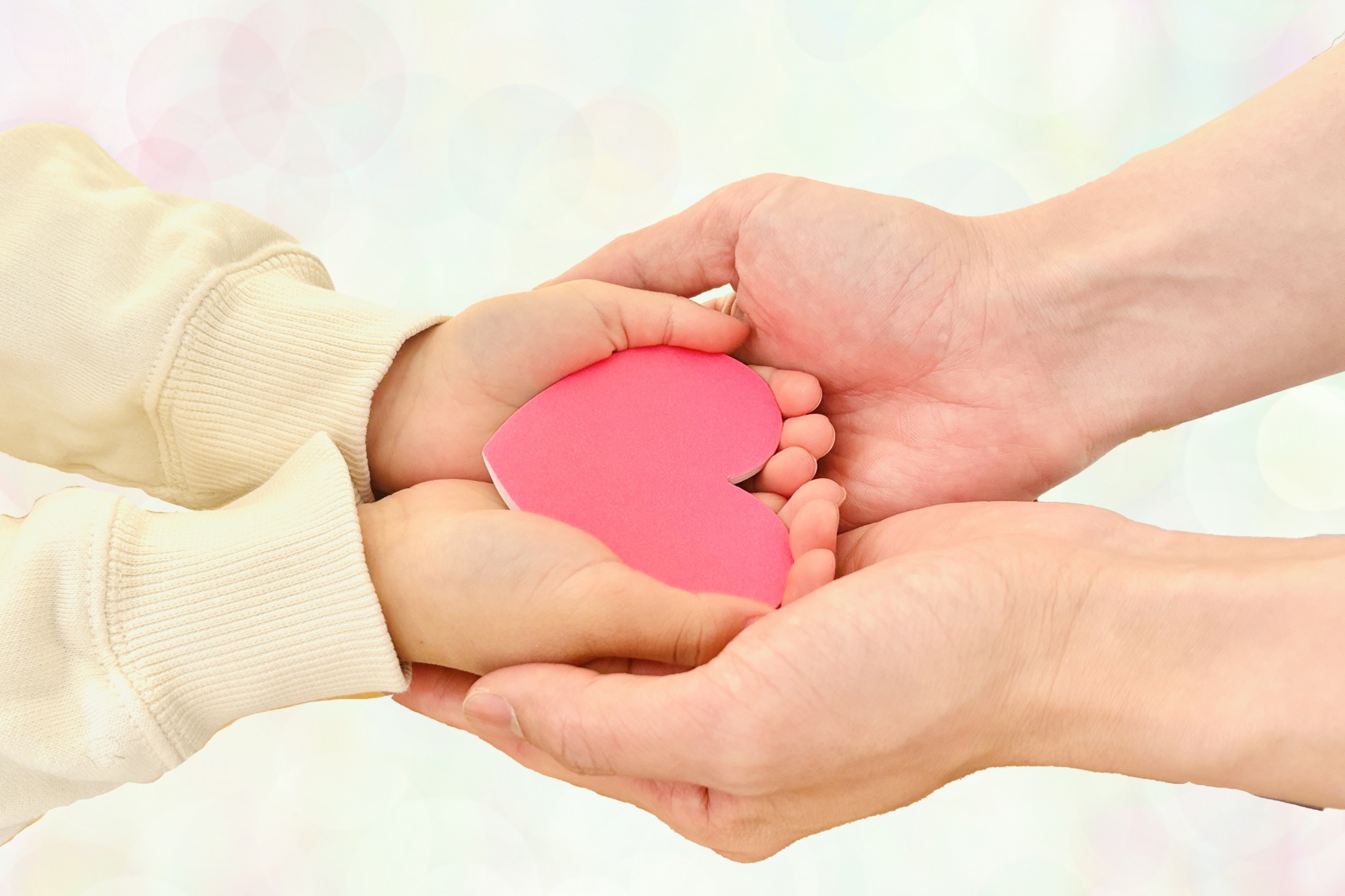 子どもの共感力を育てる方法｜共感力が高い子どもの特徴や注意点も解説