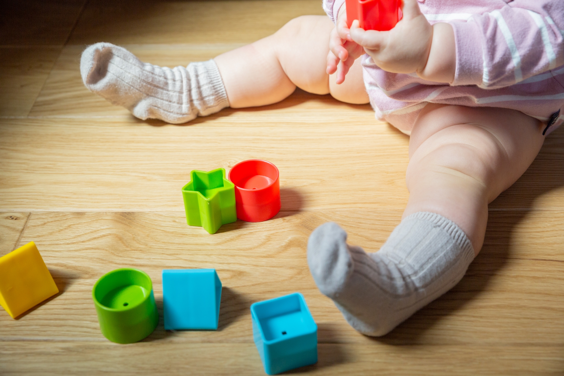 1歳児の発達段階とは？できるようになる動きや遊び、かかわり方のポイントを紹介