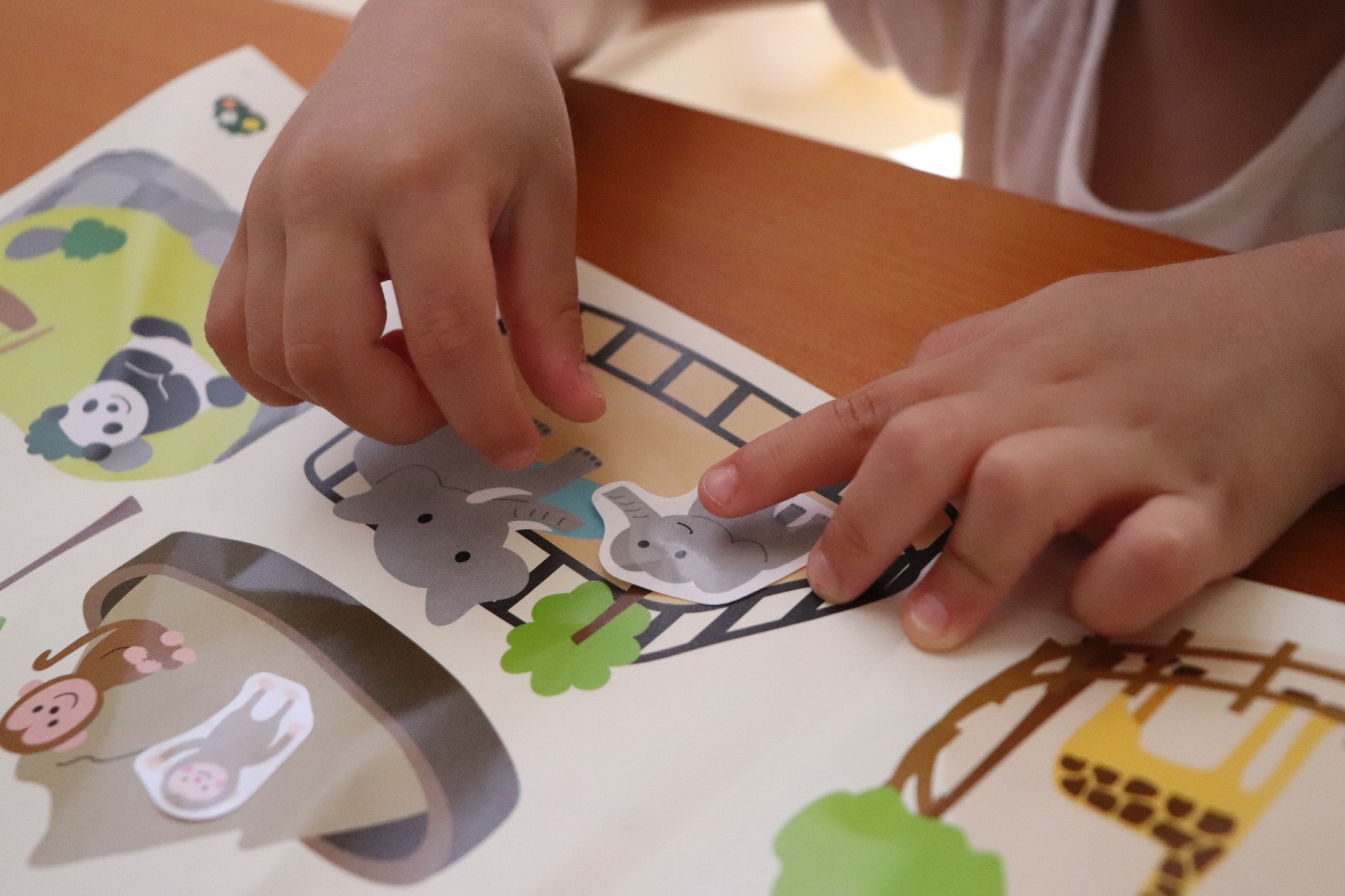 シール貼り遊びの知育効果は？年齢別のおすすめの遊び方やシール選びのポイント、活用方法を解説