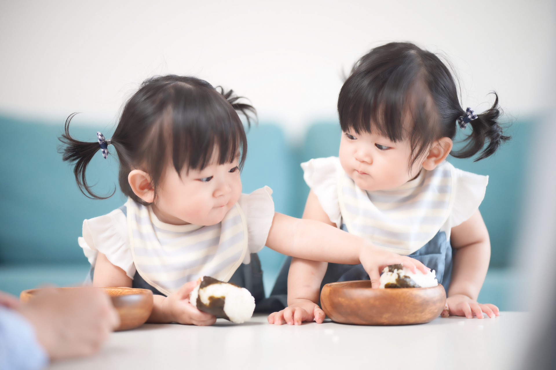 手づかみ食べはいつから始める？メリットや進め方、注意点、おすすめのレシピも紹介