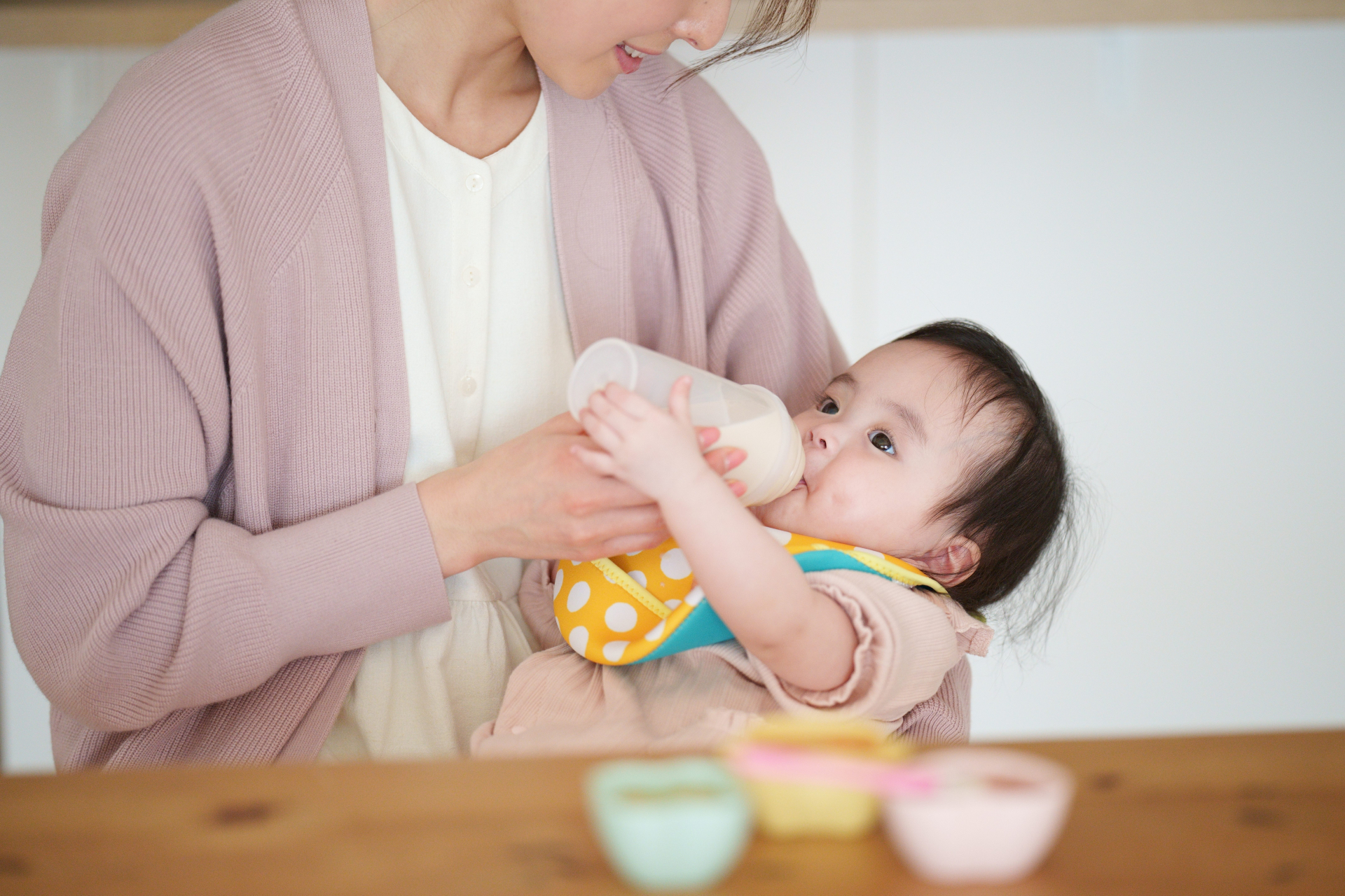 フォローアップミルクを飲むタイミングは？飲ませ方や選び方のコツ、注意点を解説