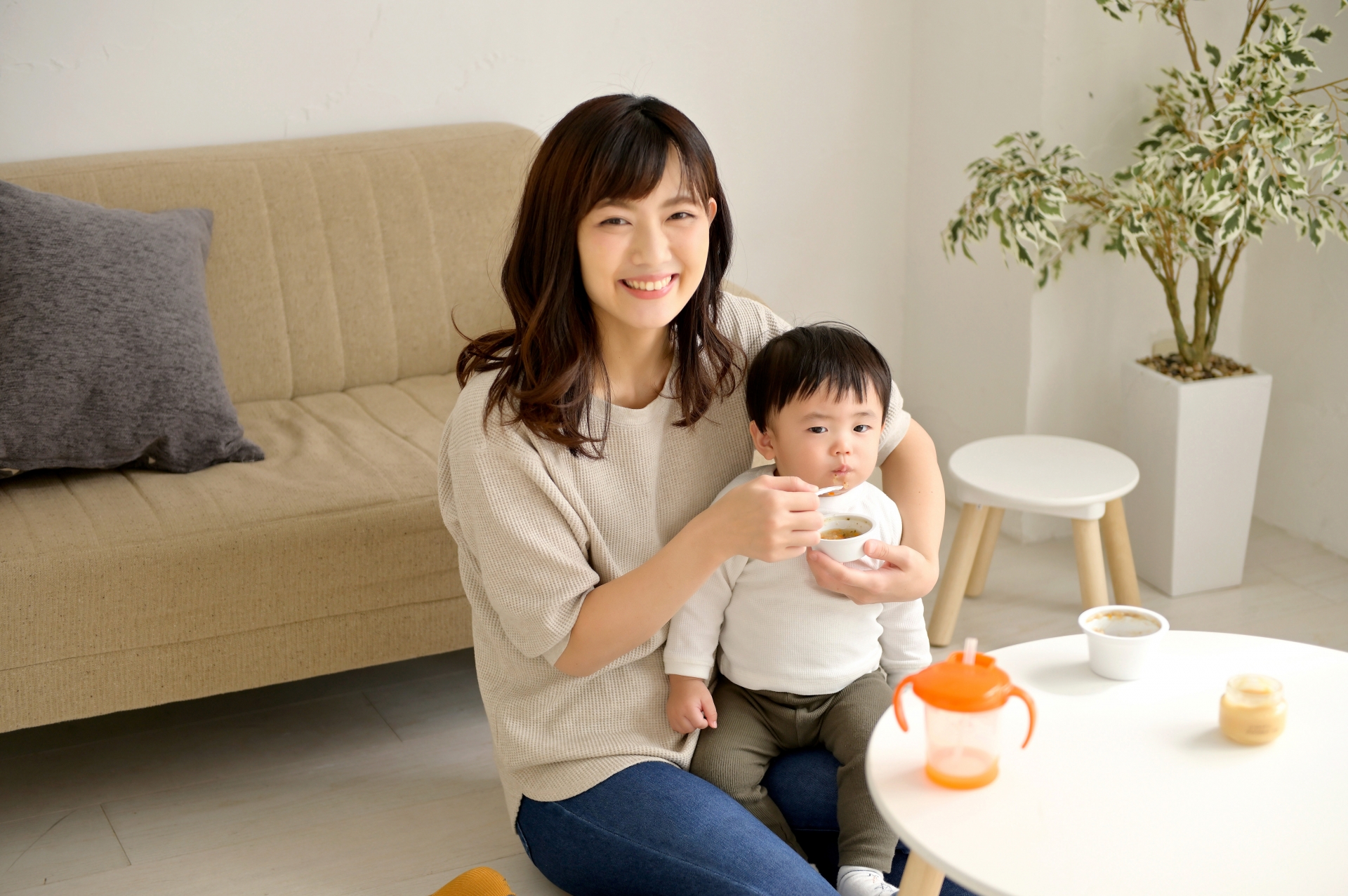 スプーンの正しい握り方は？子どもの発達段階や関わり方のポイント、注意点、役立つアイテムも解説