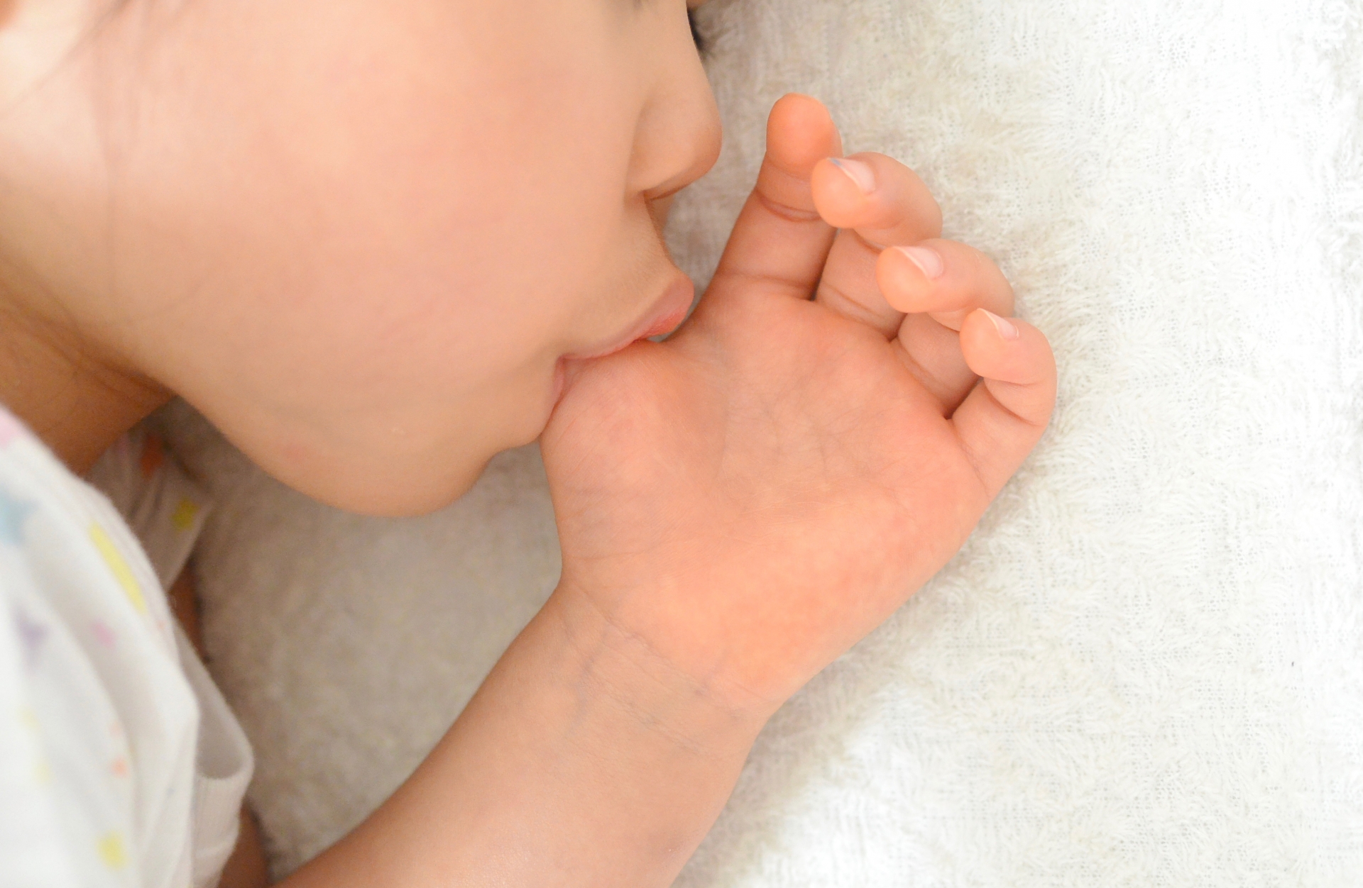 1歳児の指しゃぶりは大丈夫？赤ちゃんの歯並びへの影響、やめさせる方法を解説