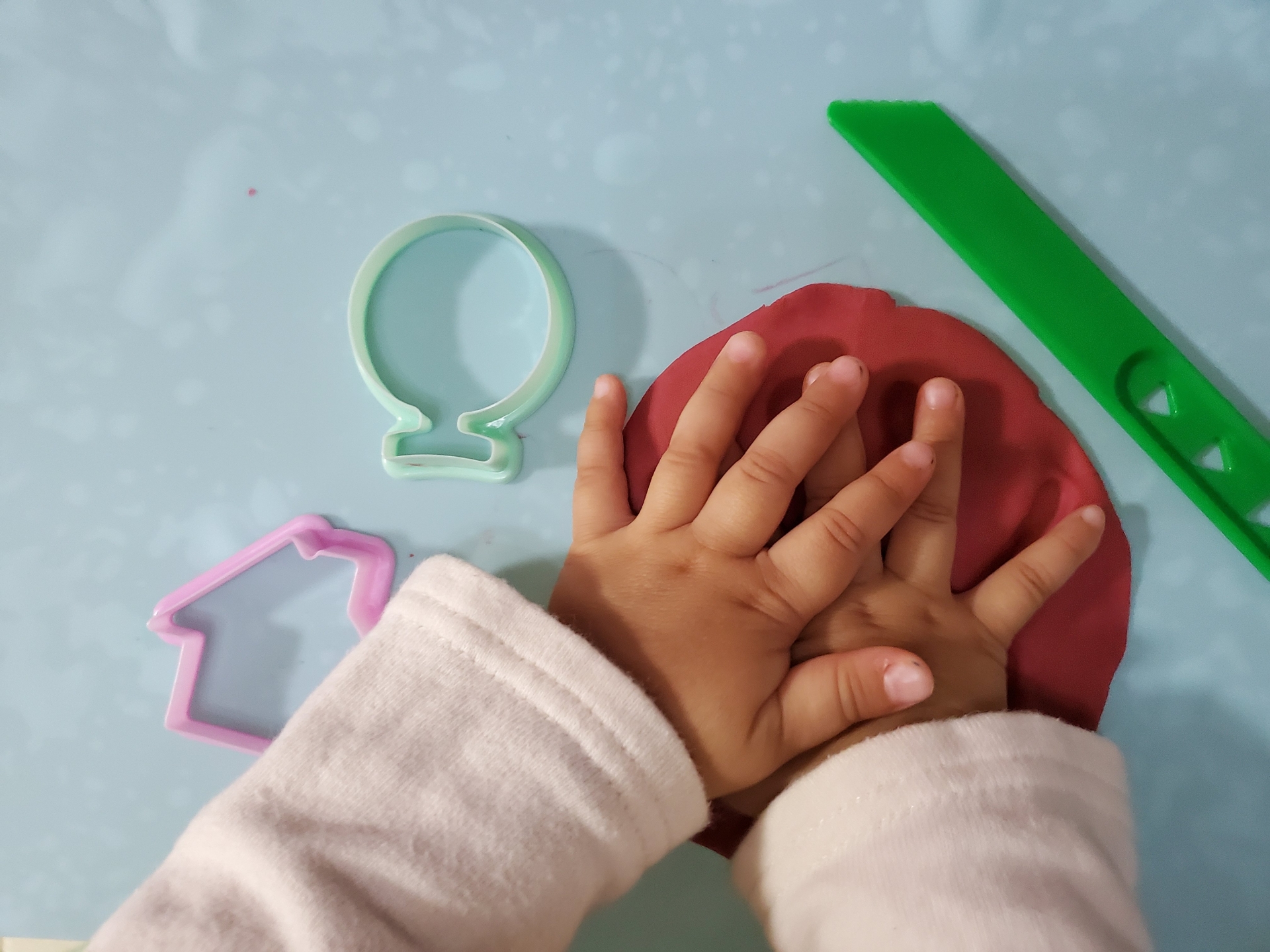 粘土遊びのねらいとは？粘土遊びが楽しくなる導入と遊び方のアイデアを解説