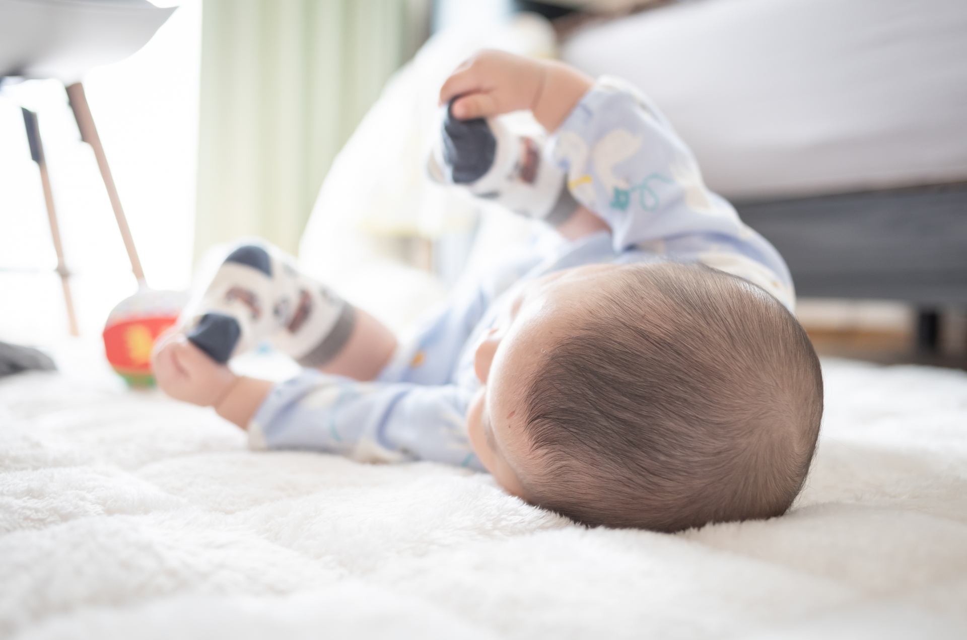 寝返りができる平均月齢はいつ？寝返り練習のサポート方法や注意点も紹介