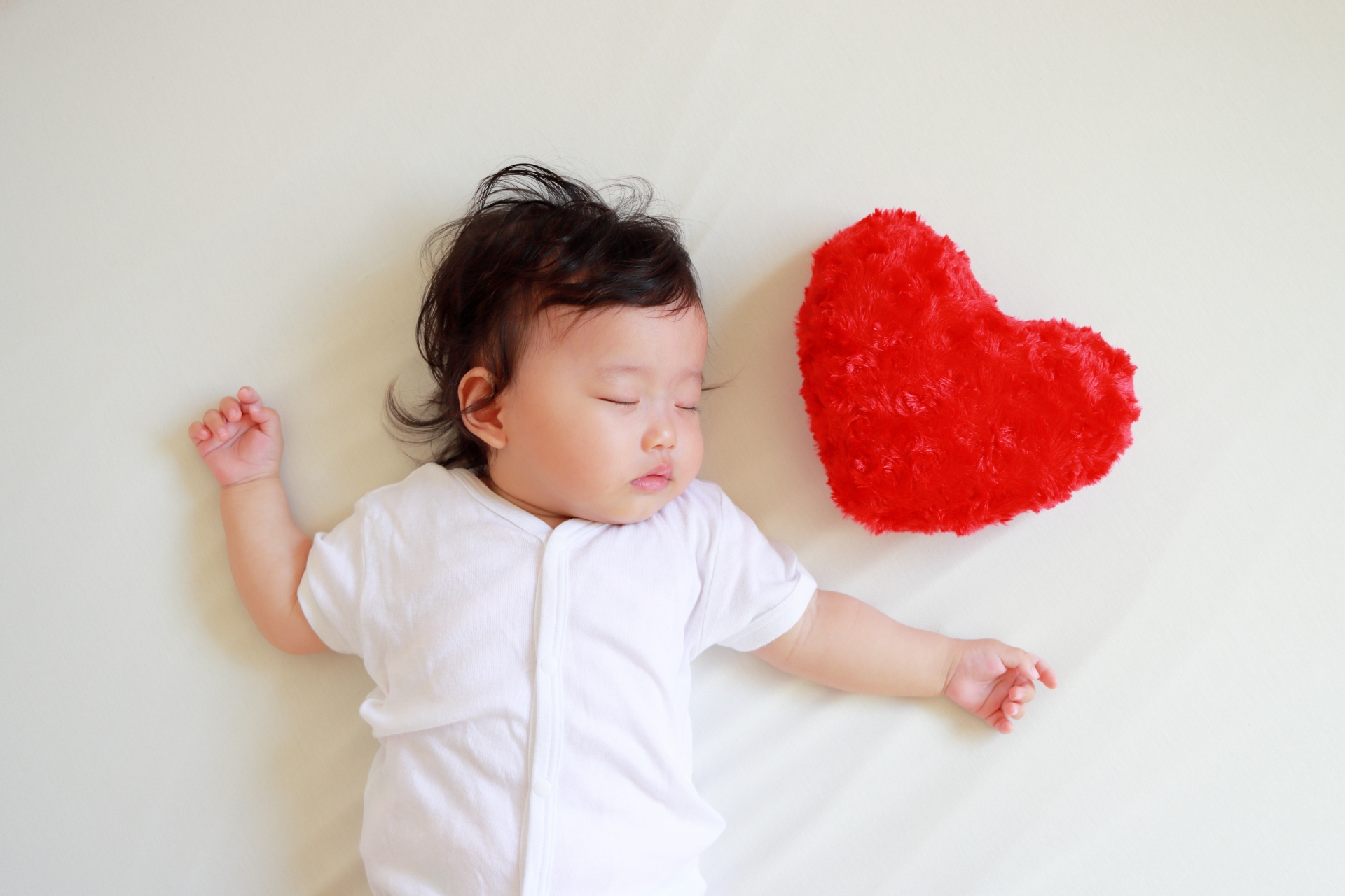 夜泣きがひどい原因は？よくある理由と、ママが少しラクになる対処法を解説