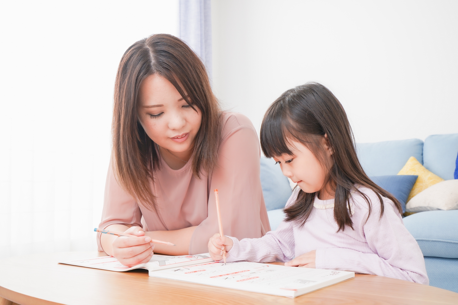子どもの言語発達の目安を年齢別に解説｜言葉が遅れる原因や家庭でできることも