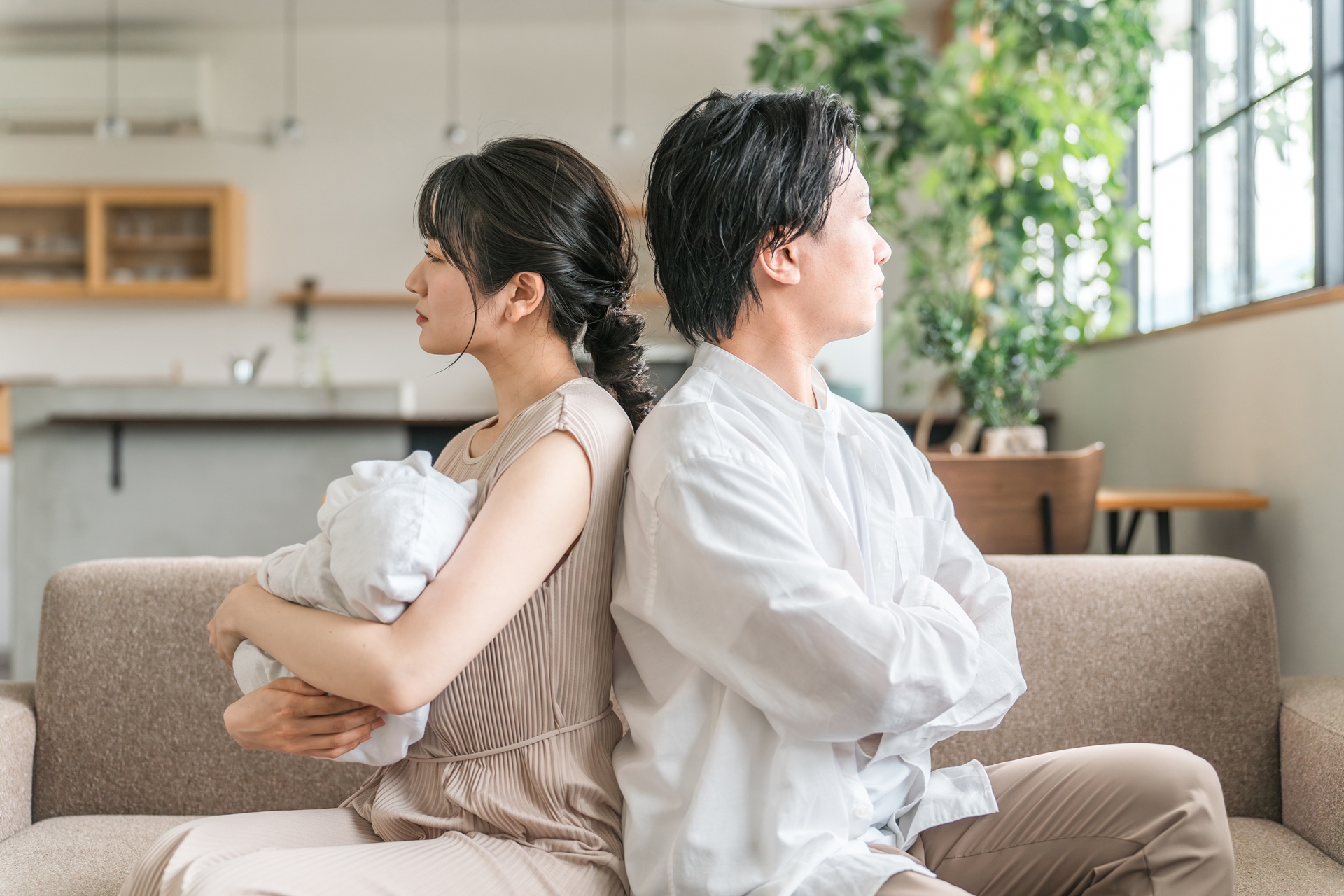 産後クライシスの乗り越え方は？妻・夫の症状や原因、産後うつとの違いをわかりやすく解説