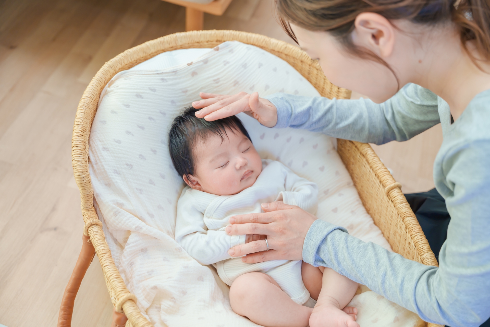寝かしつけに1時間がかかるのは普通のこと？時間がかかる原因や寝かしつけのポイントを解説