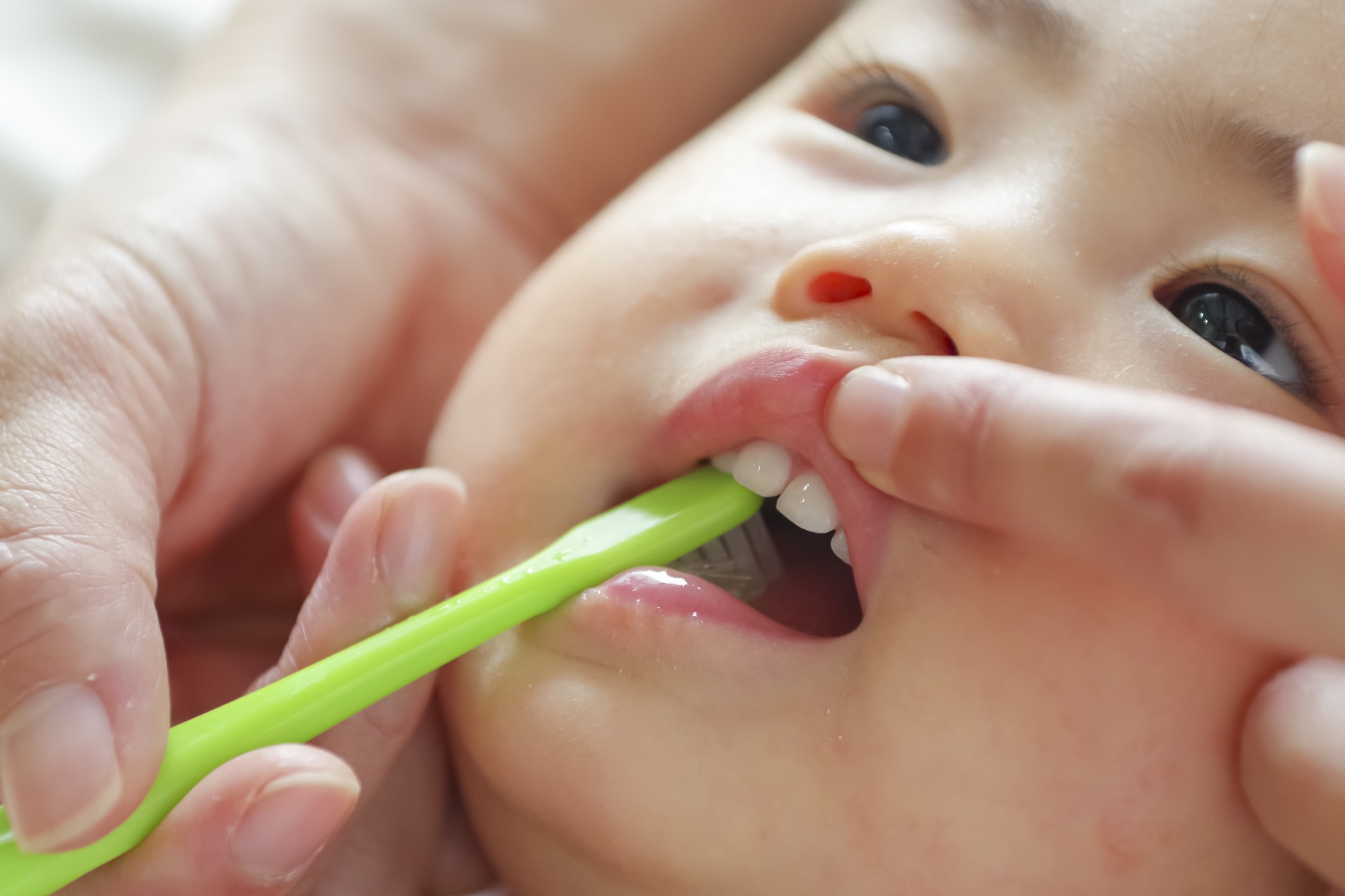 1歳の子どもが歯磨きを嫌がるのはなぜ？無理しないむし歯予防の考え方