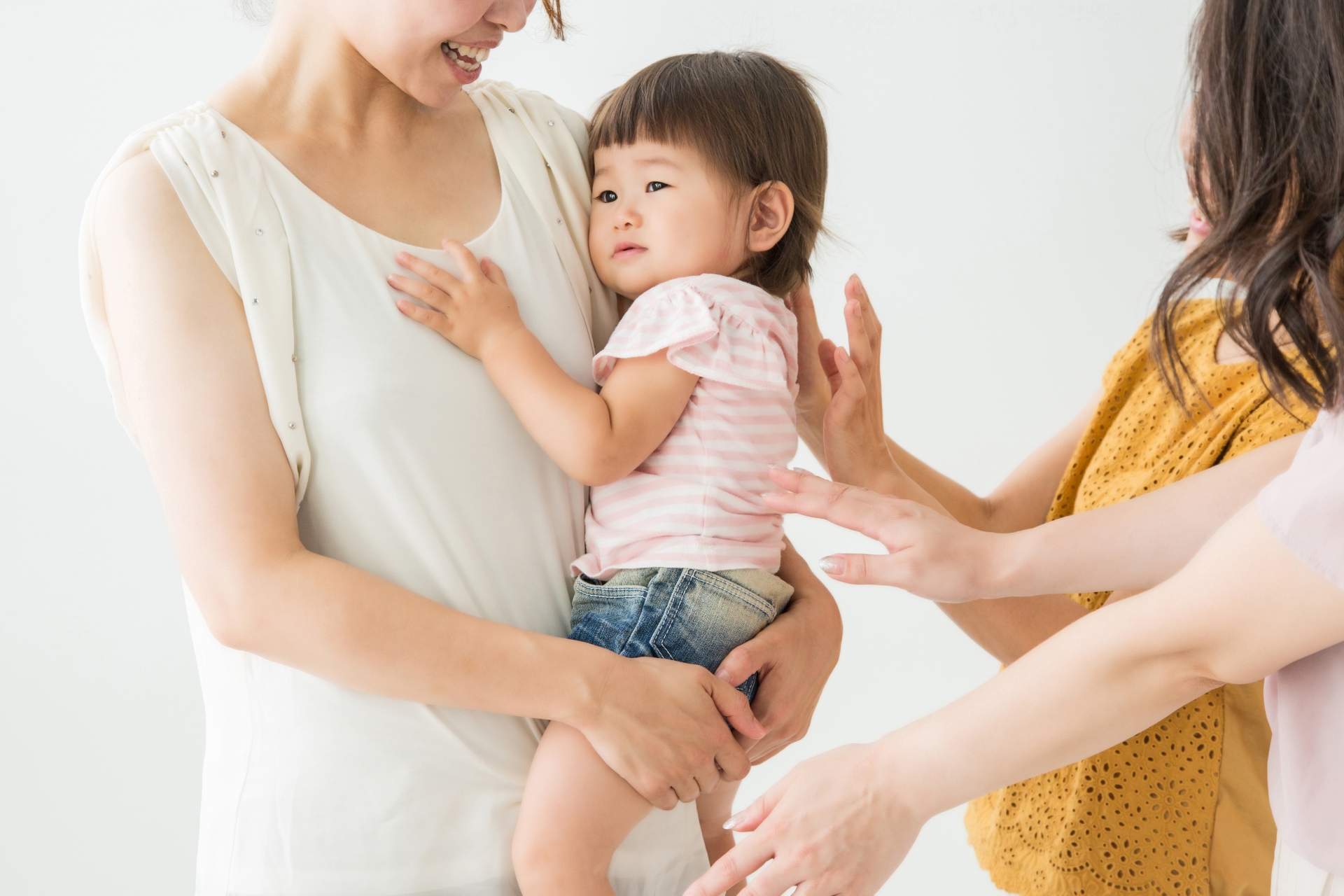 人見知りは何ヶ月が目安？赤ちゃんの発達時期と見守り方